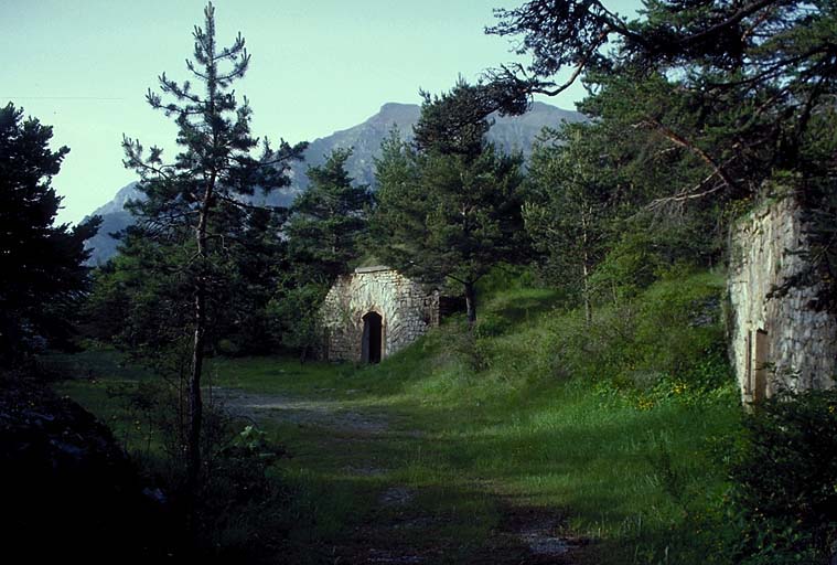 Intérieur de l'ouvrage pris du sud depuis l'entrée. Au fond, la traverse A.