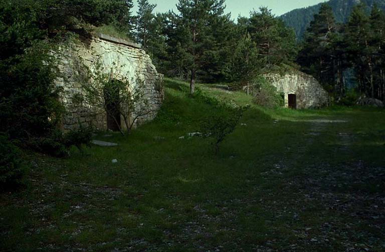 Intérieur de l'ouvrage pris du nord. A gauche, traverse A. A droite, traverse B.