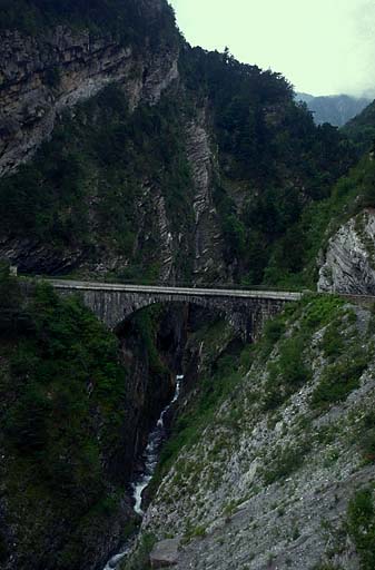 Ancien pont de la D 900 vu du nouveau pont. Le poste crénelé est situé à l'arrière-plan, dans la pente boisée.