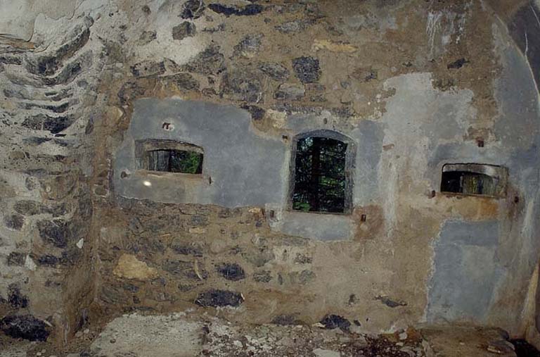 Vue intérieure de la façade d'une casemate.