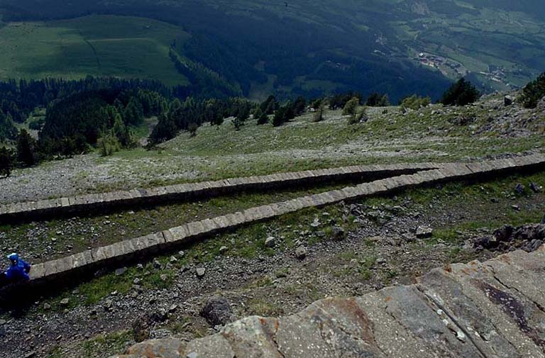 Lacets de la route militaire à proximité de l'ouvrage.