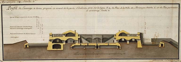 Profil de l'ouvrage à corne proposé en avant de la porte d'Embrun pris sur la ligne F,G du Plan de la Ville de Briançon feuille 2 et du Plan particulier de cet ouvrage Feuille 3. [Coupe longitudinale] 1747