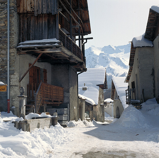 Une rue du village.