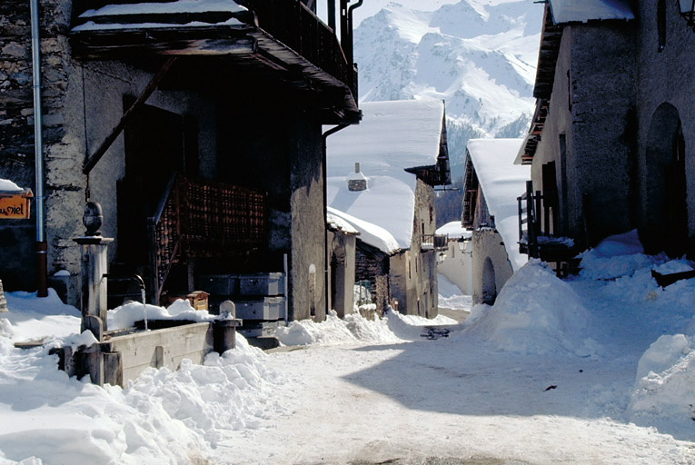 Rue sous la neige.