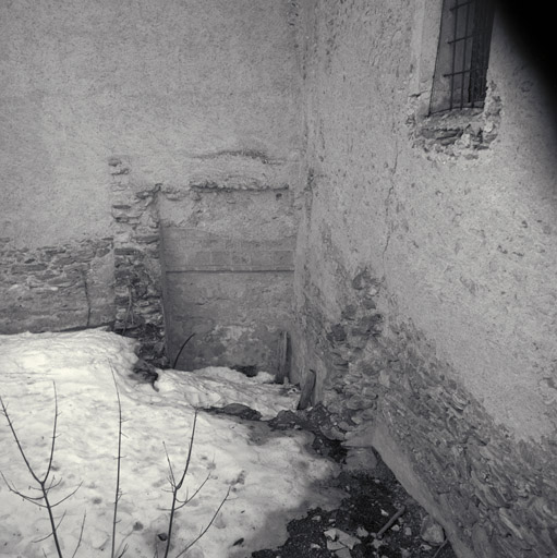 Traces d'arrachement de voûte, à l'angle de la chapelle latérale gauche et du choeur.