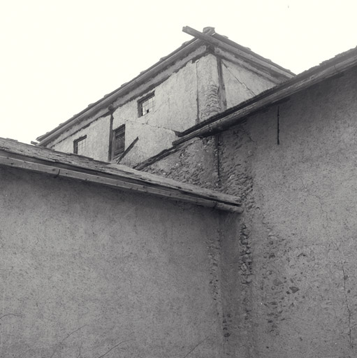 Sur le transept, la structure en pan de bois qui protège la coupole.