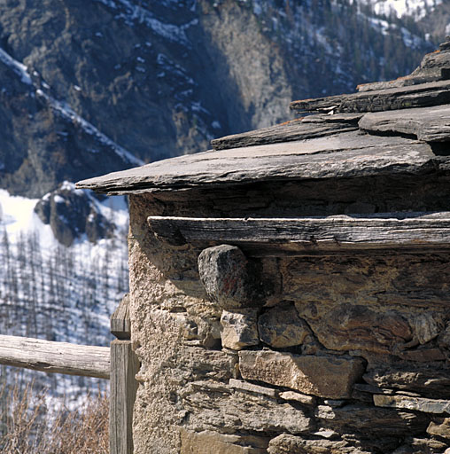 Gouttière du toit et caset.