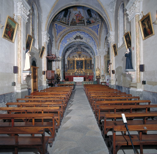 Vue intérieure prise de la porte vers le choeur.