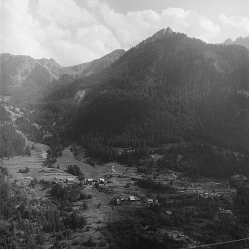 Vue de situation prise de la route des Escoyères.