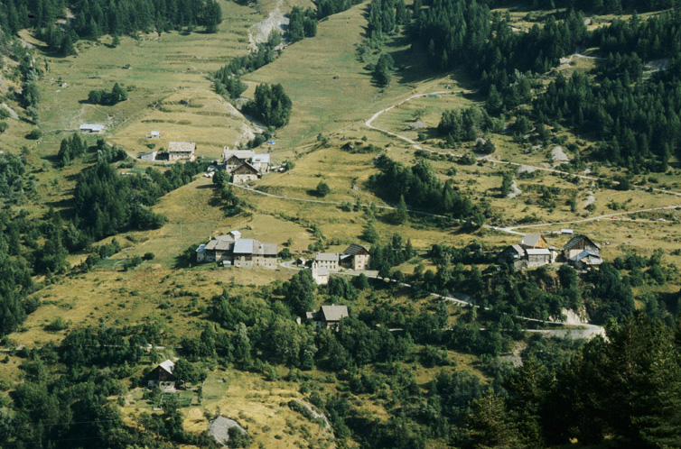 Vue prise de la route des Escoyères.
