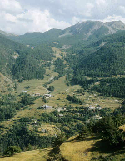 Vue prise de la route des Escoyères.