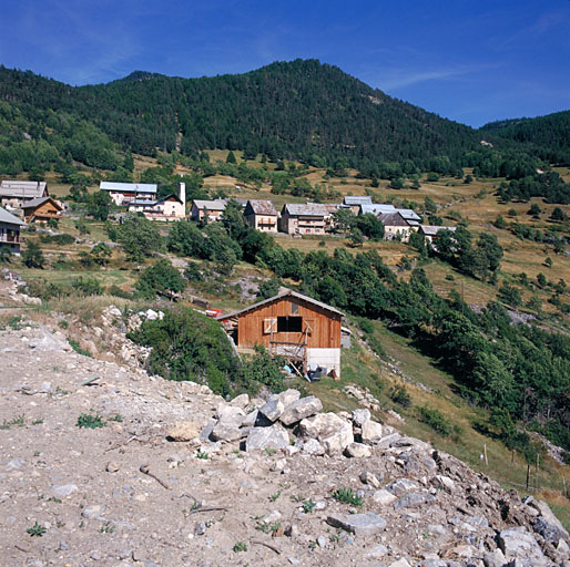 Montbardon. Vue de situation prise de l'ouest.