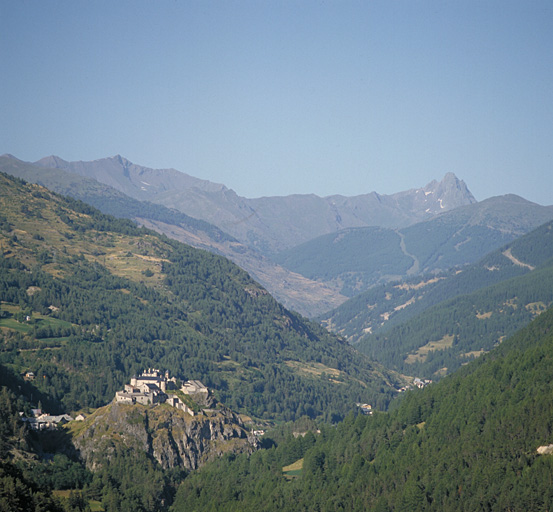 Le Queyras. Vue prise de Villargaudin, en regardant vers l'est. ; Château-Queyras. Vue prise de Villargaudin, en regardant vers l'est.