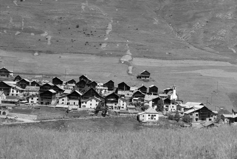 Pierregrosse. Moitié ouest du village. Vue prise du sud.