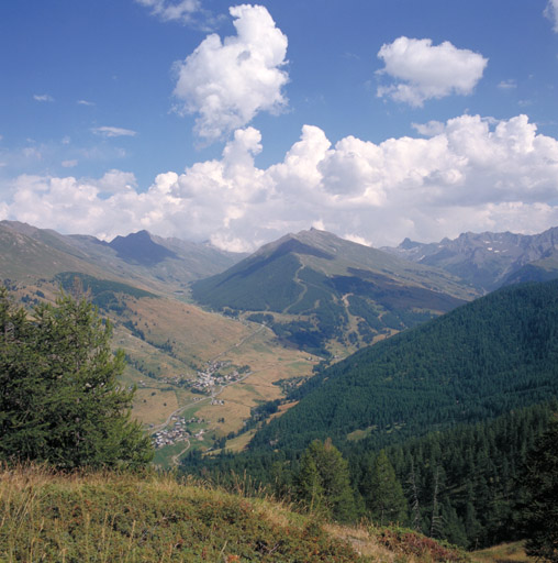 La vallée de Molines. La Rua et Le Serre. Vue prise du Sommet Bûcher.