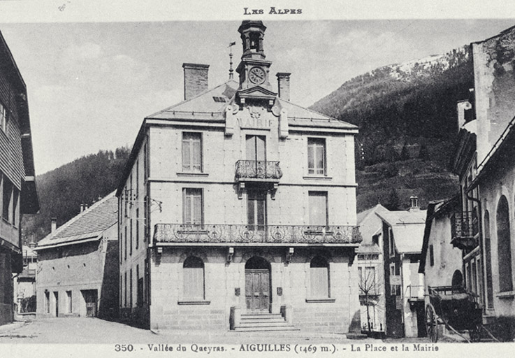 Vallée du Queyras. Aiguilles (1469 m). La place et la mairie.