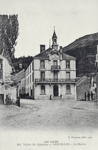 Vallée du Queyras. Aiguilles. La Mairie.
