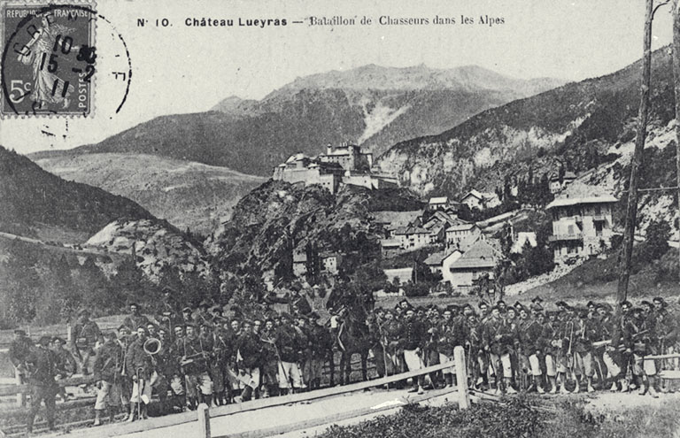 Château Lueras [sic]. Bataillon de chasseurs dans les Alpes.