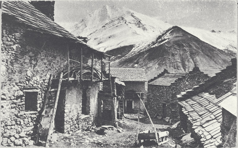 Village. Vue prise de l'ouest.