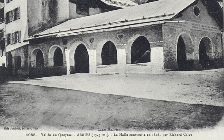 Abriès (1547m) La Halle construite en 1906, par Richard Calve.