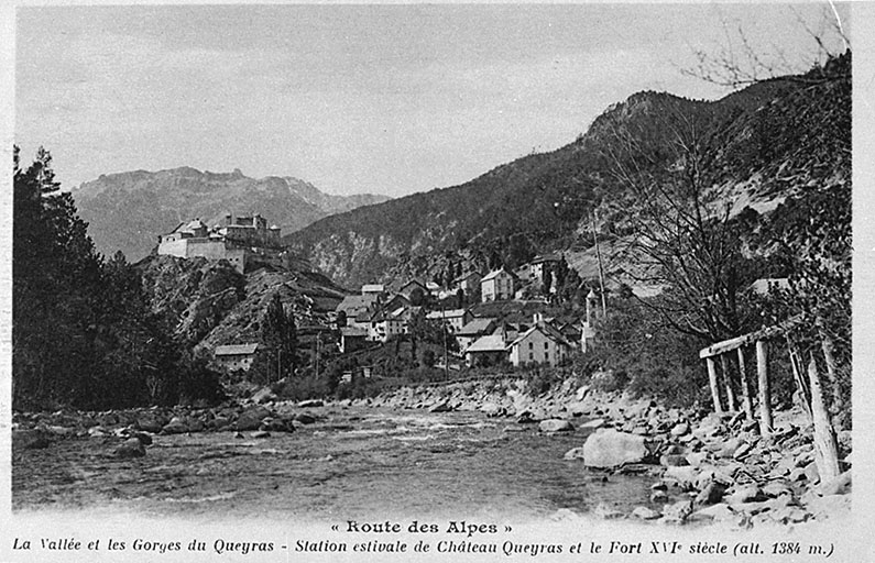 Route des Alpes, la vallée et les Gorges du Queyras. station estivale de Château-Queyras et le Fort XVIe (alt. 1384 m) ; Route des Alpes : la Vallée et les Gorges du Queyras. Station estivale de Château-Queyras et le Fort XVIe siècle (alt. 1384 m).