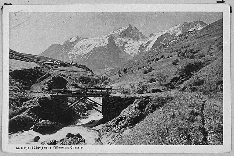 La Meije (3982 m) et le village du Chazelet. [L'ancien pont en bois sur le Ga. A droite le sentier menant au plateau d'Emparis.] ; La Meije (3982m) et le village du Chazelet. [L'ancien pont en bois sur le Ga. A droite le sentier menant au plateau d'Emparis.]