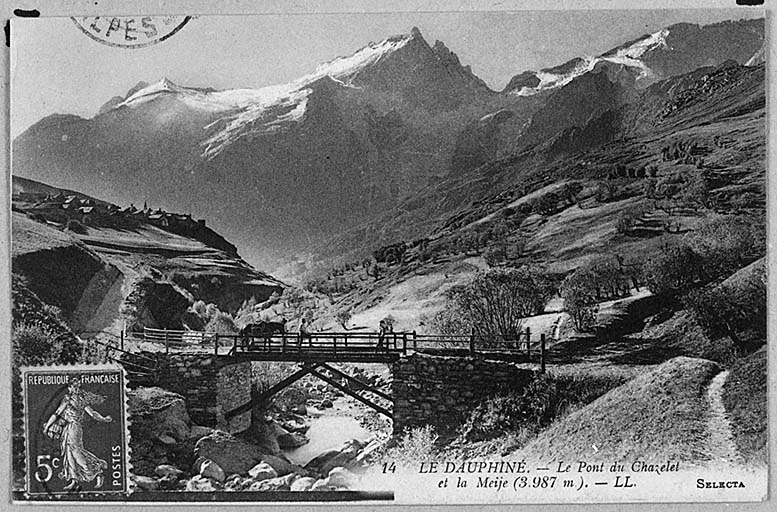 Le Dauphiné.Le pont du Chazelet et la Meije (3987 m). [L'ancien pont en bois sur le Ga. A droite le sentier menant au plateau d'Emparis et celui menant à Clot-Raffin.] ; Le Dauphiné. Le pont du Chazelet et la Meije (3987m). [L'ancien pont en bois sur le Ga. A droite le sentier menant au plateau d'Emparis et celui menant à Clot-Raffin.]