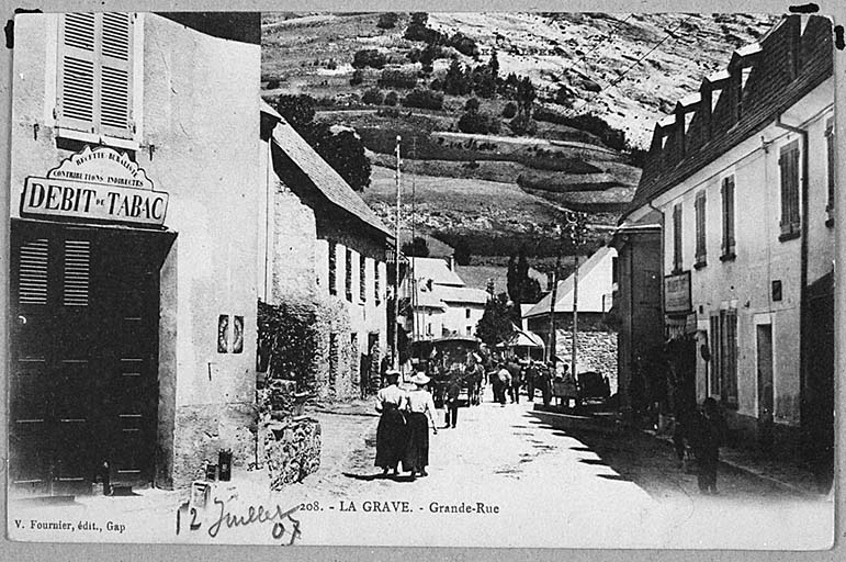 La Grave. Grande-Rue. [La rue principale au début du XXe siècle (vue prise avant 1907).]
