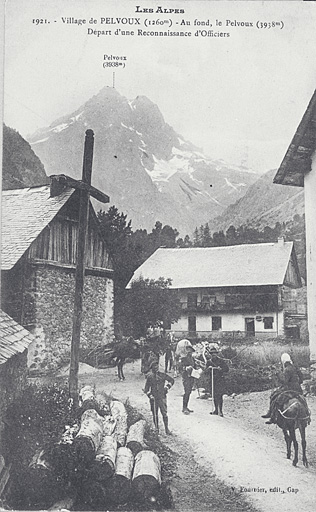 Village de Pelvoux (1260 m). Au fond, le Pelvoux (3938 m). Départ d'une reconnaissance d'officiers.