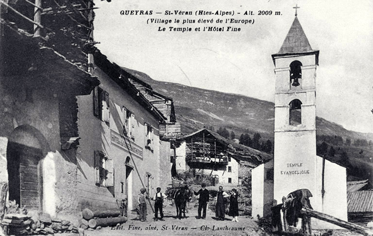 St-Véran (Htes-Alpes). Alt. 2009 m (Village le plus élevé de l'Europe). Le temple et l'hôtel de l'Aigue-Blanche.