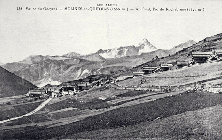 Molines-en-Queyras (1660 m). Au fond, le Pic de Rochebrune (3324 m).