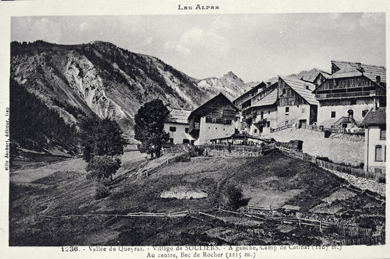 Village de Souliers. A gauche, camp de Catinat (1867 m). Au centre, Bec de Rocher (2215 m).