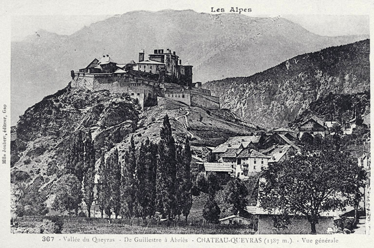 De Guillestre à Abriès. Château-Queyras (1387 m). Vue générale.