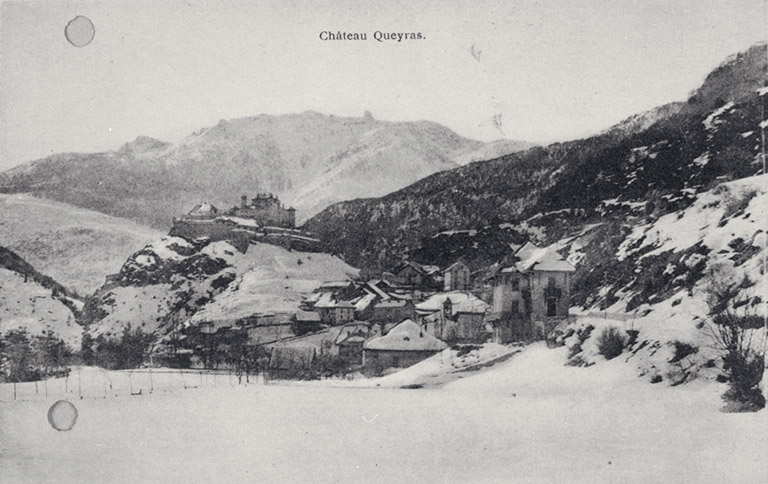 Château-Queyras. [sous la neige]. L'église paraît comporter un clocher-mur à quatre baies et non un clocher-tour comme aujourd'hui.