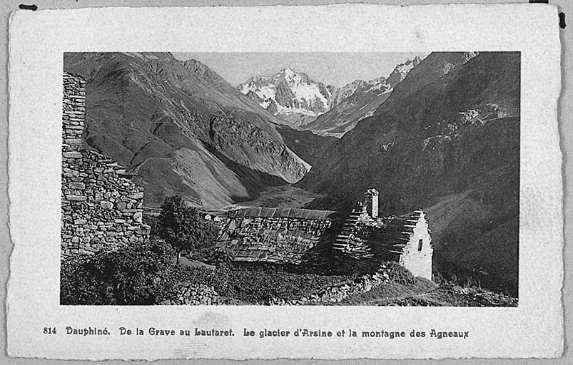 Dauphiné. De la Grave au Lautaret. Le glacier d'Arsine et la montagne des Agneaux. [Maison des Cours ou du Pied du Col à toiture d'ardoise et chaume et pignon à redents.]