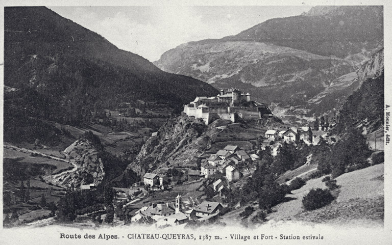 Château-Queyras, 1387 m. Village et Fort. Station estivale.