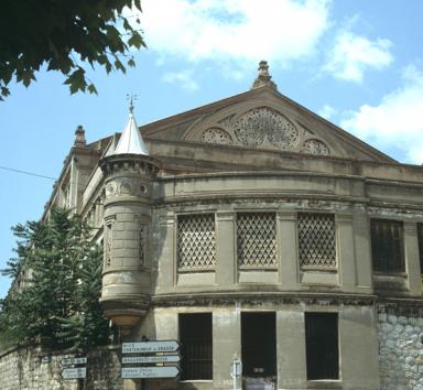 L'élévation est vue de la rue.