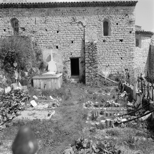 L'élévation sud-ouest vue du sud-ouest, détail : le parement du mur contre lequel a été appuyée l'église médiévale comparé à celui de l'abside (à droite).