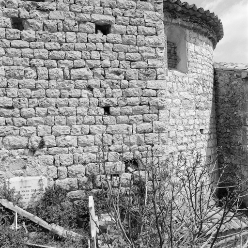 L'élévation sud-ouest vue de l'ouest, détail : l'interruption du mur contre lequel a été appuyée l'église médiévale, au niveau de l'angle ouest de celle-ci (à gauche).