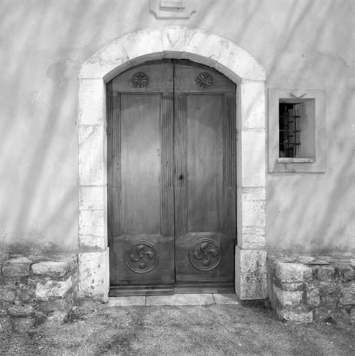 La façade, détail : la porte, vue depuis l'ouest.