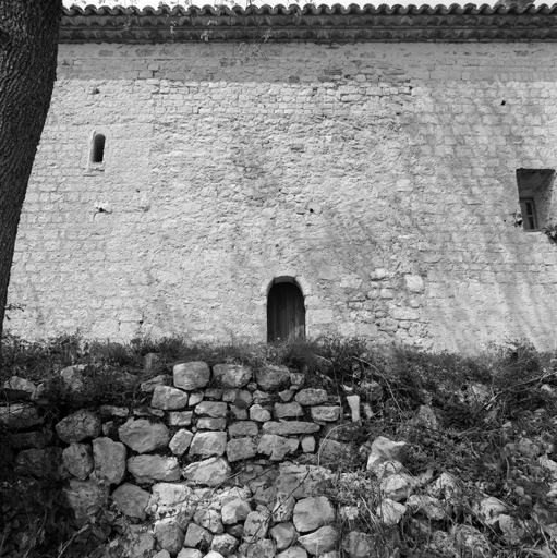 L'élévation sud, détail : la partie centrale (emplacement présumé du clocher-tour ; au premier plan, quelques traces d'une construction maçonnée disparue qui pourraient en être les seuls restes), vue depuis le sud.