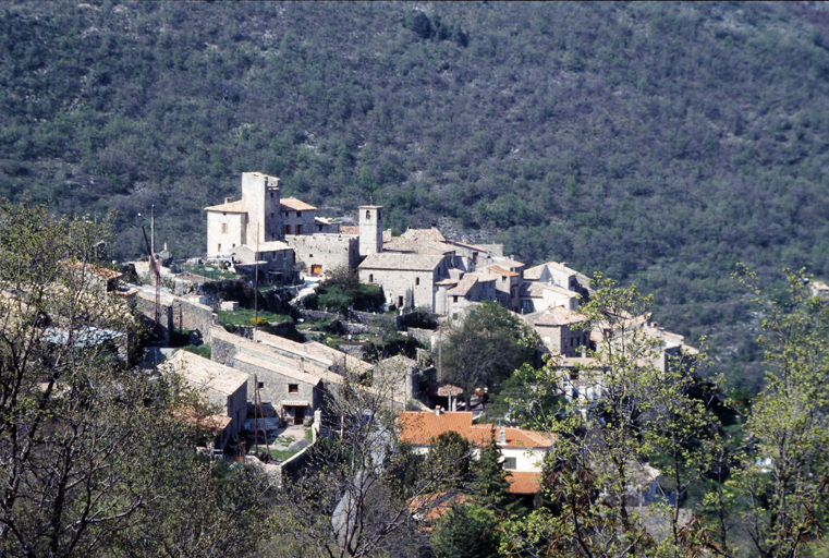 Le village de Bézaudun-les-Alpes. ; Vue générale, depuis le sud-ouest. Au premier plan, le quartier des Ecuries, séparé de l'agglomération par une zone non construite.