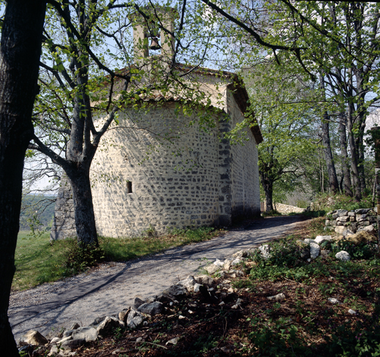 Le chevet et l'élévation nord, vues depuis le nord-est.