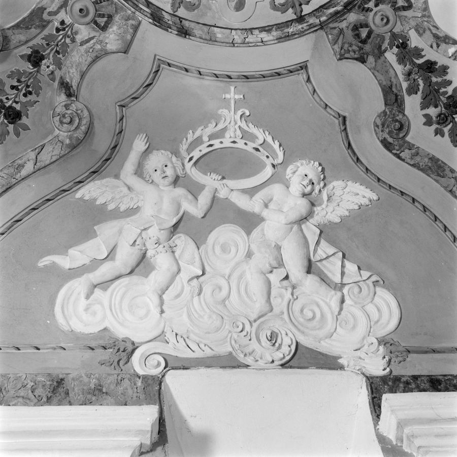 Détail : paire d'anges portant une couronne.