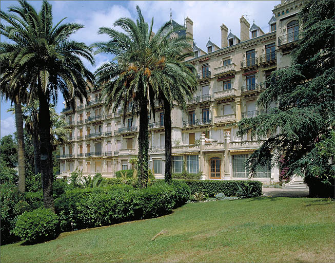 L'édifice vu du sud-ouest à travers le jardin.