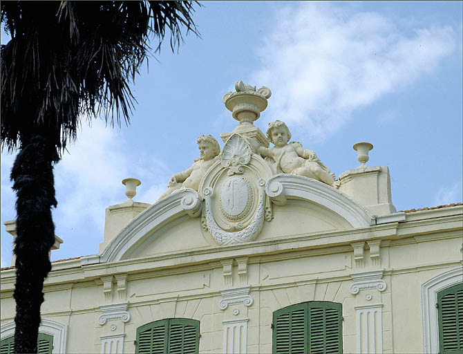 Vue de détail du fronton