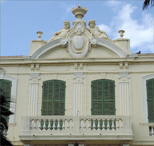 Façade sud. Fronton.