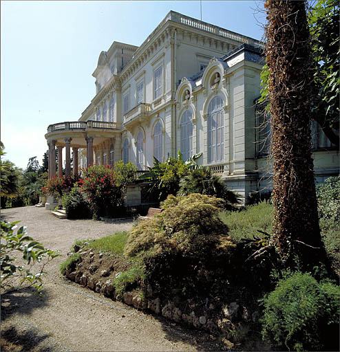 Façade sud. Vue d'ensemble prise du sud-est.