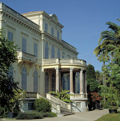 Vue en perspective du porche de la façade sud.