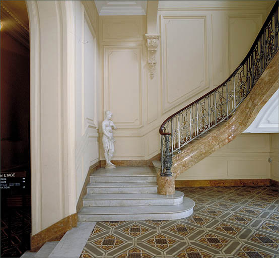 Rez-de-chaussée, départ de l'escalier.